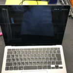 MacBook Air A2179の液晶割れ、ペンを挟んだ修理・買取